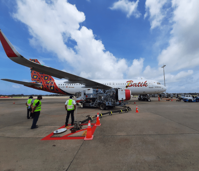 A flight refueling. care aviation sri lankan airlines